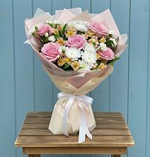 Букет цветов из:  Гвоздики, Орхидеи и Розы в Уве