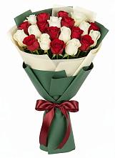 Букет Микс из красных и белых роз в Уве