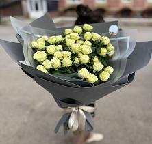 Букет Белые кустовые розы Солинеро в Уве
