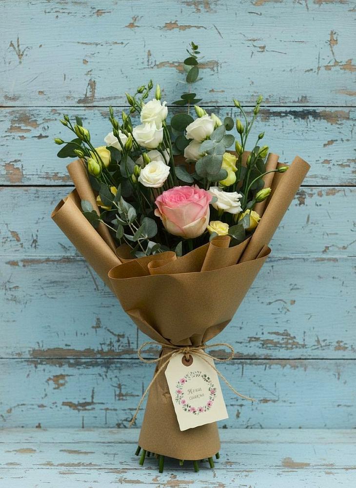 Букет цветов из: Розы и Лизиантусы в Уве