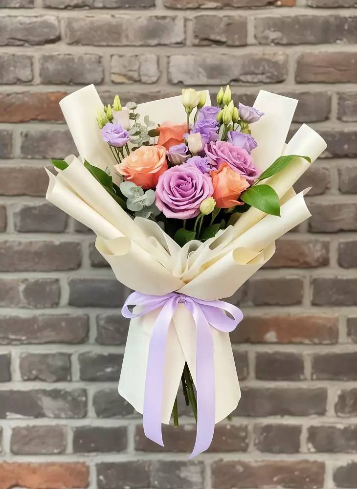 Букет цветов из: Лизиантусы и Розы в Уве