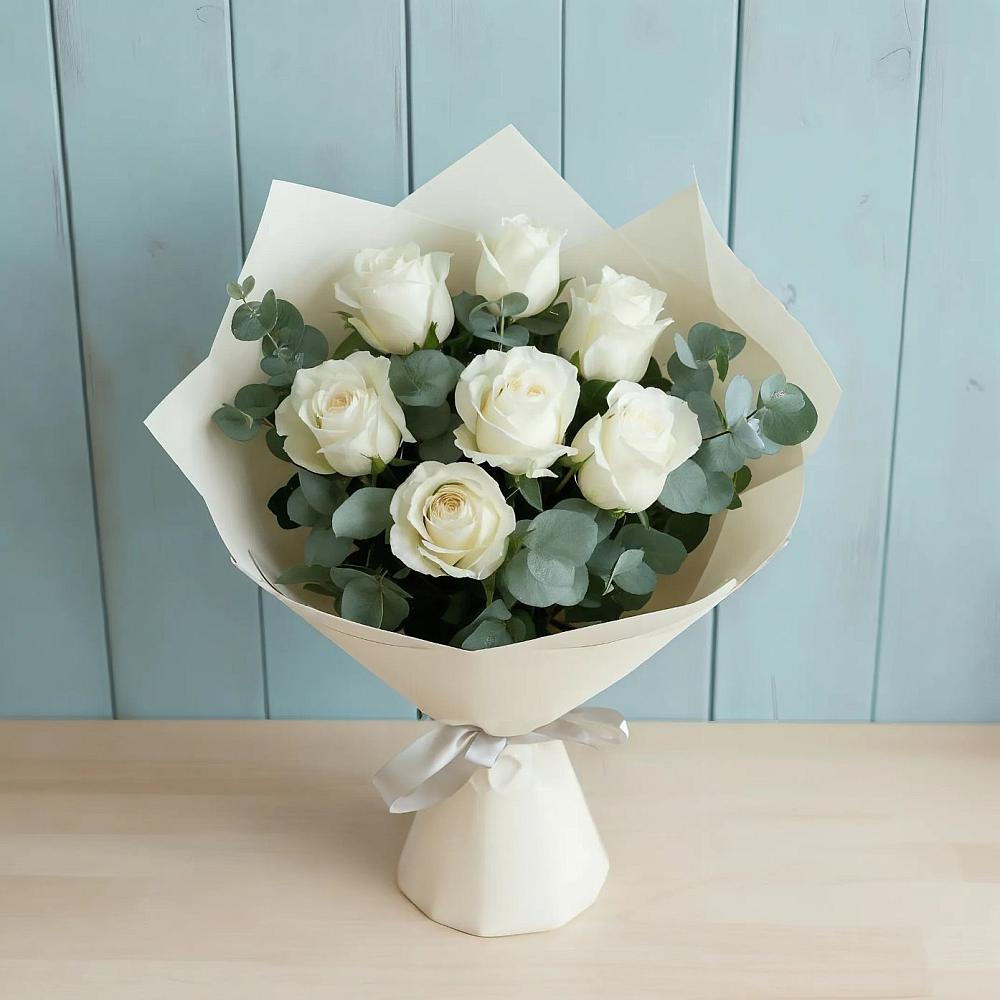 Букет Белые розы в Эвкалипте в Уве