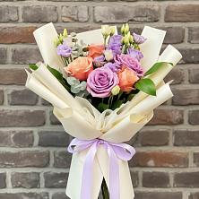 Букет цветов из:  Лизиантусы и Розы в Уве