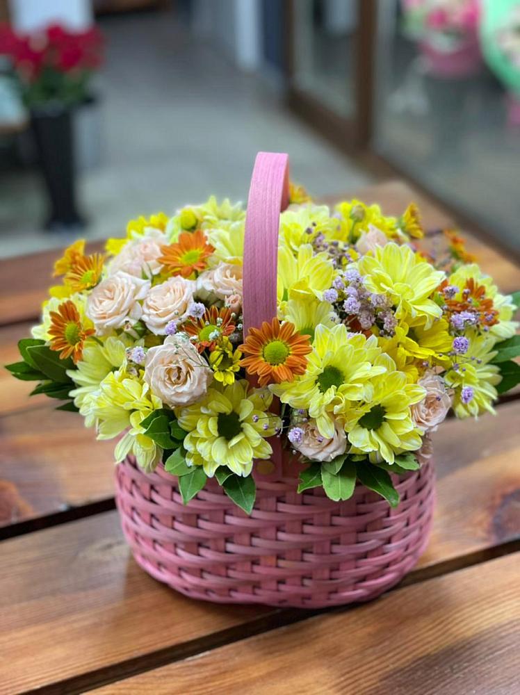 Цветочная композиция из Хризантемы и Розы в корзине в Уве