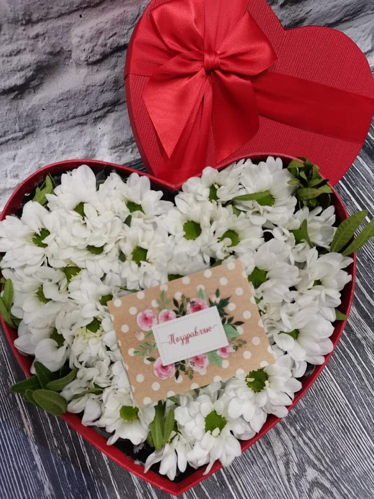 Цветочная композиция из Хризантемы в виде сердца в Уве