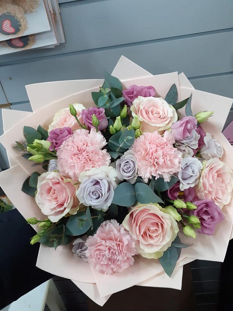 Букет цветов из: Розы, Гвоздики и Лизиантусы в Уве