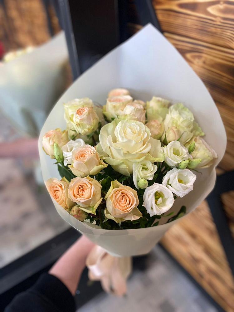 Букет цветов из: Розы и Лизиантусы в Уве